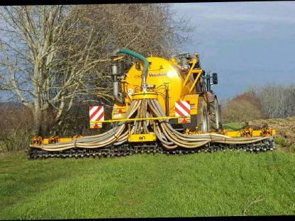 Bild 2:Gülleausbringung mit Grubber und Schlitzgerät
