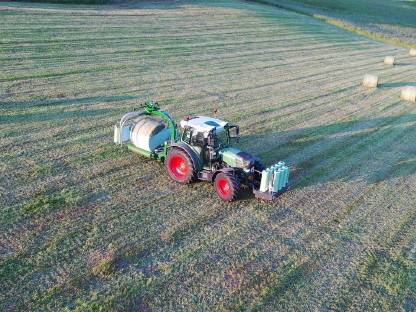 Bild 2:Rundballenpressen und Wickeln