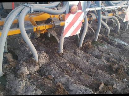 Bild 3:Gülleausbringung mit Grubber und Schlitzgerät