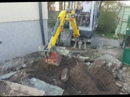 Bild 3:Wurzelstockfräse Bodenfräsen Baggerarbeiten