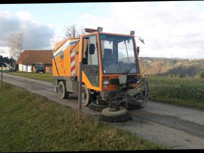 Bild 3:Übernehme Mäharbeiten und Kehrarbeiten