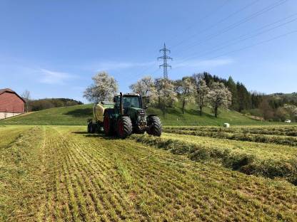 Bild 3:Rundballen pressen