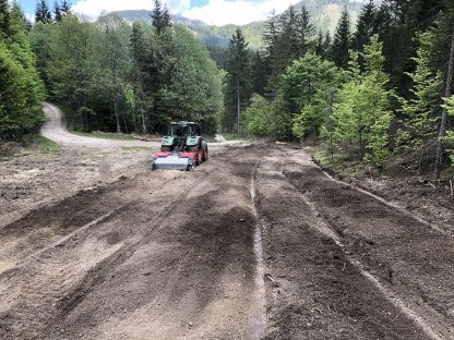 Bild 2:Fräs- und Rekultivierungsarbeiten