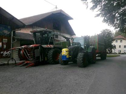 Bild 2:Gras und Mais Silierarbeiten