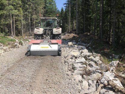 Bild 4:Fräs- und Rekultivierungsarbeiten