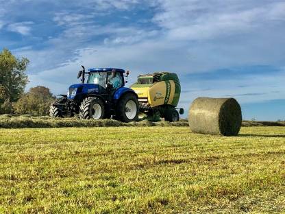 Bild 3:Rundballenpressen