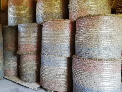 Bild 2:Heuballen und Strohballen