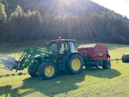 Bild 3:Ballen wickeln und Rundballen pressen