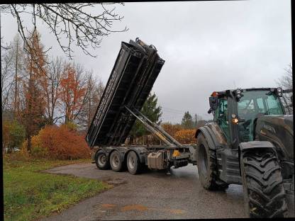 Bild 3:Tridem Hackenkipper mit abnehmbaren Heckkran