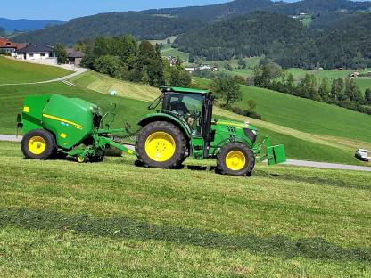 Bild 5:Rundballen pressen