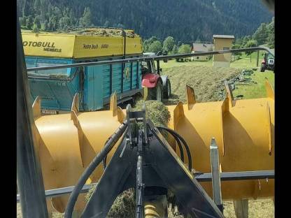 Bild 2:Silierarbeit/Ladewagen