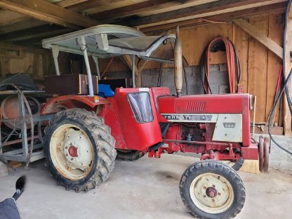 IHC Traktor Modell 323