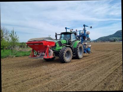 Bild 2:Maisanbau/Einzelkornsaat