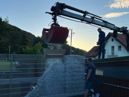 Bild 4:Tridem Hackenkipper mit abnehmbaren Heckkran