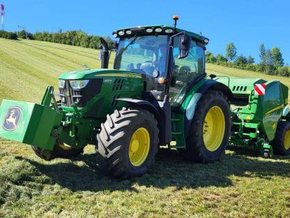 Bild 2:Rundballen pressen