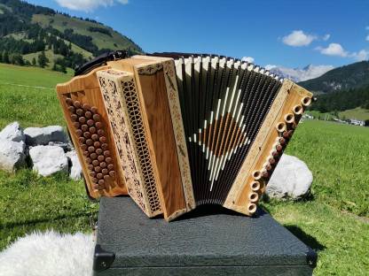 Nagelneue Steirische Harmonika / Zugin
