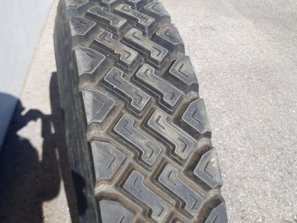 Bild 3:Reifen 11,00-20 für LKW oder Anhänger