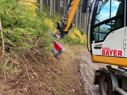Bild 2:Böschungspflege System Erdbau Bayer