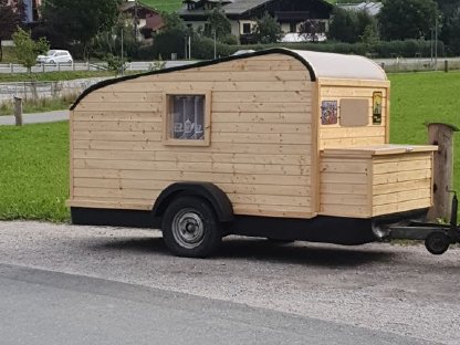 Bild 2:Traktor Wohnwagen