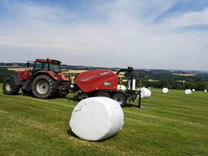 Bild 2:Lohnpressen Rundballen mit Kombipresse