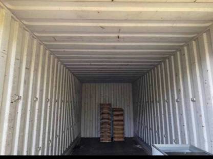 Bild 3:Zwei Wechselbrücken / Container / Lager