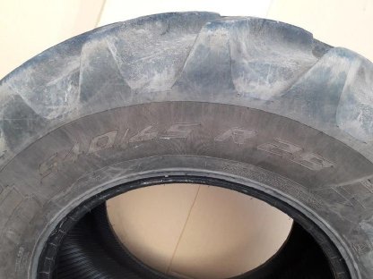 Bild 3:Reifen Pirelli PHP 540/65R28