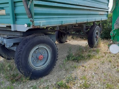 Bild 2:Traktoranhänger mit Eisenwänden