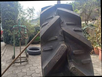 Bild 2:Semperit Reifen 12.4R28