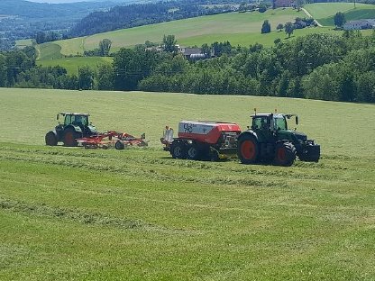 Bild 9:Rundballen pressen Pöttinger 125 FC Pro, 155V Pro