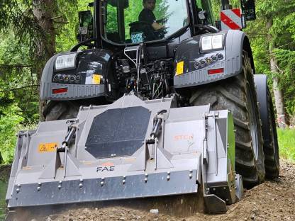 Bild 3:Wegsanierung und Wegepflege