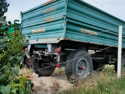 Bild 4:Traktoranhänger mit Eisenwänden