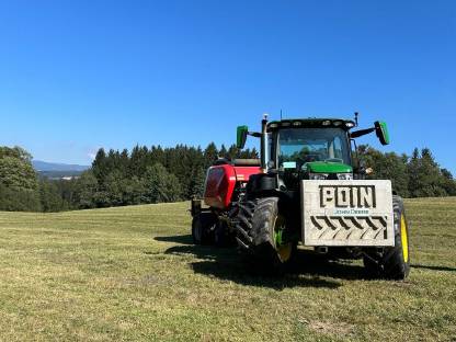 Bild 2:Pressen und Wickeln von Rundballen