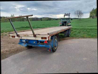 Bild 2:Rundballenanhänger