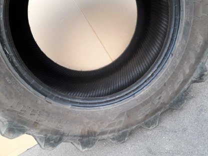 Bild 5:Reifen Pirelli PHP 540/65R28