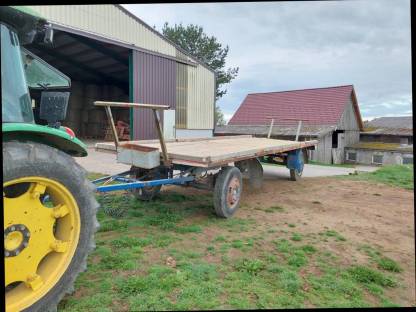 Bild 4:Rundballenanhänger