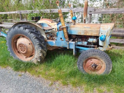 Bild 3:Fordson Super Dexta Traktor mit Frontlader und Ersatzteile