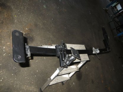 Bild 2:Befestigungsschiene für Display A zu C-Säule John Deere 6R