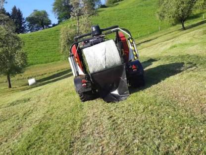 Bild 4:Lohnpressen Rundballen mit Kombipresse