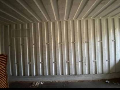 Bild 5:Zwei Wechselbrücken / Container / Lager