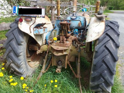 Bild 4:Fordson Super Dexta Traktor mit Frontlader und Ersatzteile