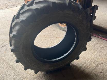 Bild 3:Reifen 380/70 R24