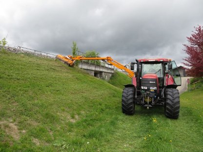 Bild 2:Verkauf CVX150 mit leicht gebrauchten Böschungsmähausleger