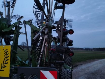 Bild 4:Schwader Großflächenschwader Vier-Kreisel-Schwader Fendt Former 12545