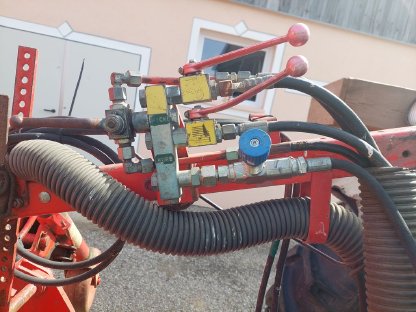 Bild 3:Ladewagen Pöttinger Boss 1