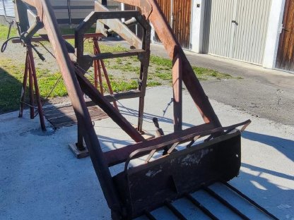 Bild 3:Frontlader Marke Arbeithuber mechanisch