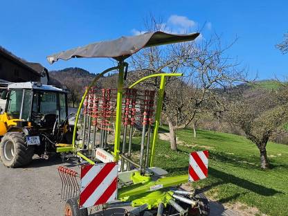 Bild 2:Claas Kreiselschwader 450T