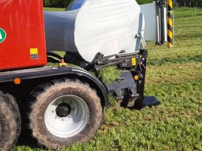 Bild 3:Lohnpressen Rundballen mit Kombipresse