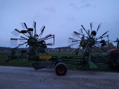 Bild 5:Schwader Großflächenschwader Vier-Kreisel-Schwader Fendt Former 12545