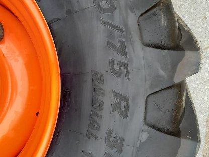 Bild 2:Mähdrescher Kompletträder 710/75R34