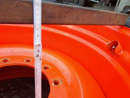 Bild 9:Mähdrescher Kompletträder 710/75R34